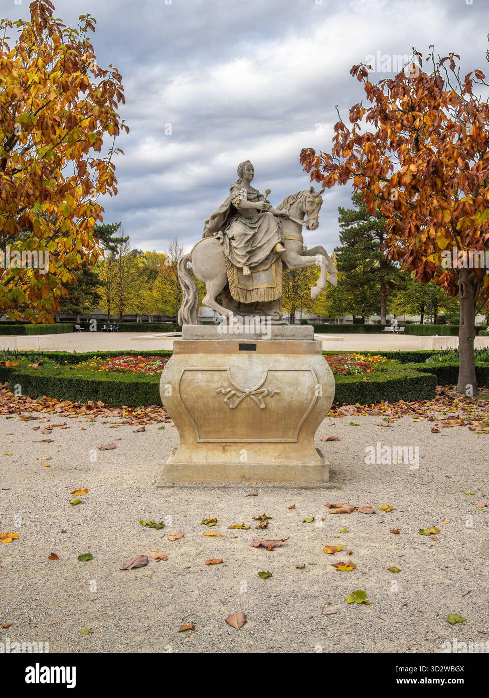 Bratislava, Slowakei - 20. Oktober 2025: Die Statue im Park Grassalkowitsch in Bratislava erinnert an Maria Theresia, eine der einflussreichsten Herrscher Stockfoto