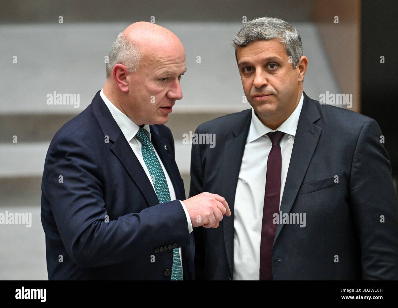 Berlin, Deutschland. November 2025. Kai Wegner (l, CDU), Regierender Bürgermeister Berlins, und Raed Saleh, Fraktionsvorsitzender der SPD in Berlin, sprechen nach der Sondersitzung des Repräsentantenhauses. Auf der Tagesordnung stand die Erörterung eines Gesetzes über die Anpassung an den Klimawandel. Quelle: Soeren Stache/dpa/Alamy Live News Stockfoto
