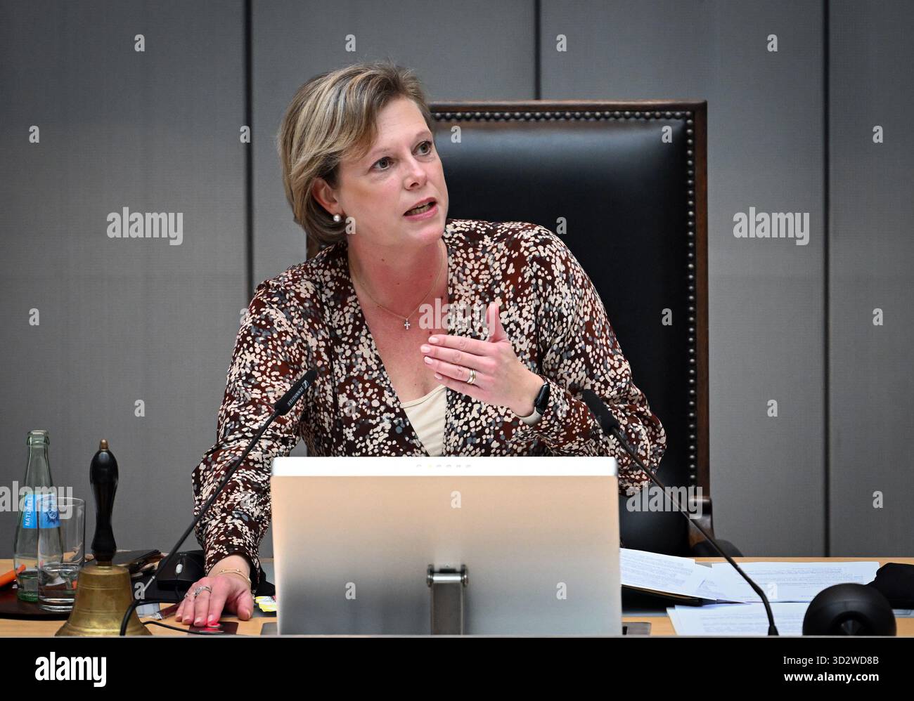 Berlin, Deutschland. November 2025. Cornelia Seibeld (CDU), Präsidentin des Repräsentantenhauses, ermahnt das Publikum auf der Tribüne während der Sondersitzung des Repräsentantenhauses, das nach der Abstimmung applaudiert hatte. Auf der Tagesordnung stand die Erörterung eines Gesetzes über die Anpassung an den Klimawandel. Quelle: Soeren Stache/dpa/Alamy Live News Stockfoto