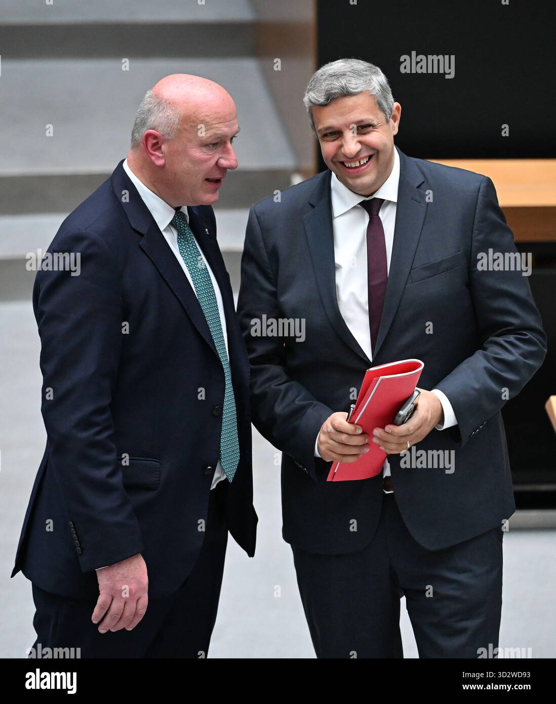 Berlin, Deutschland. November 2025. Kai Wegner (l, CDU), Regierender Bürgermeister Berlins, und Raed Saleh, Fraktionsvorsitzender der SPD in Berlin, sprechen nach der Sondersitzung des Repräsentantenhauses. Auf der Tagesordnung stand die Erörterung eines Gesetzes über die Anpassung an den Klimawandel. Quelle: Soeren Stache/dpa/Alamy Live News Stockfoto