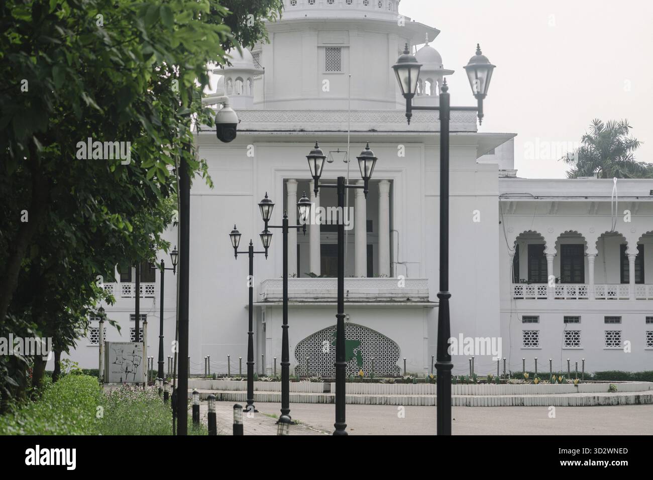Blick auf den Obersten Gerichtshof von Bangladesch durch die Reihe der schwarzen Lampenposten in Dhaka- 16. August 2025 Stockfoto