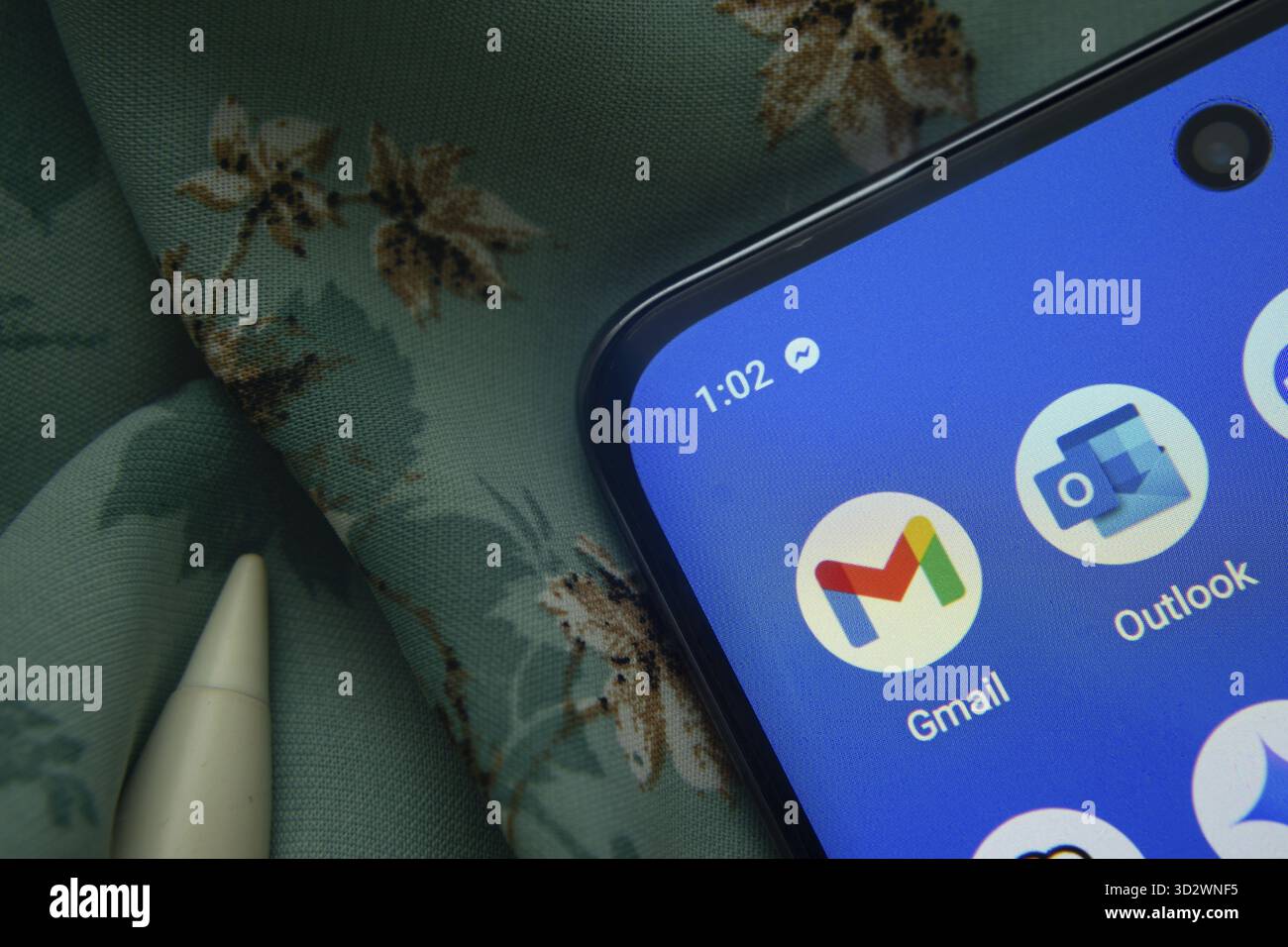 Dhaka, Bangladesch, 07. Mai 2025: Das Symbol der Gmail- und Outlook-App wird auf dem Smartphone angezeigt Stockfoto