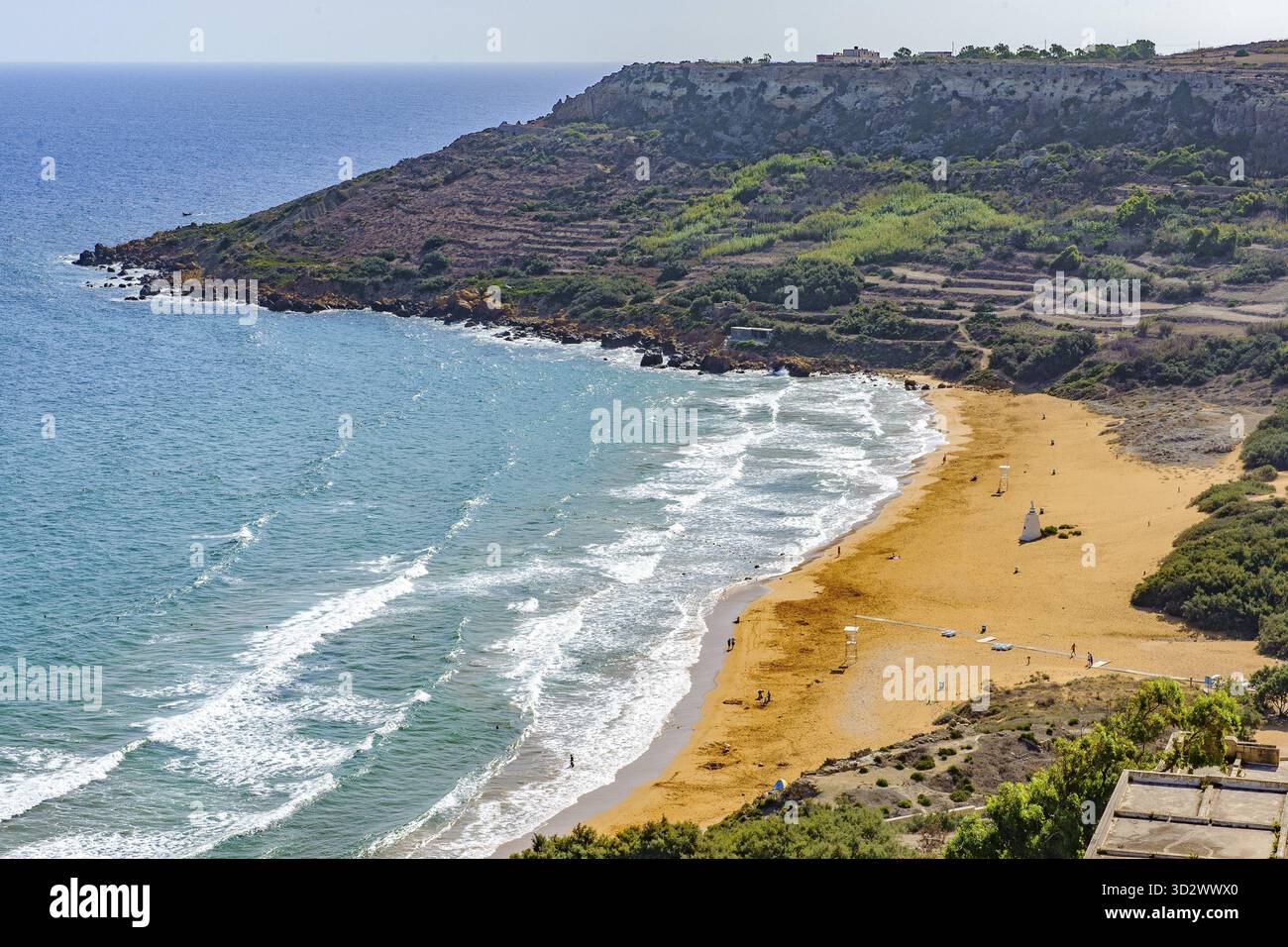 Blick von erhöhter Lage auf den Strand in Ramla Bay, Gozo, Malta Stockfoto