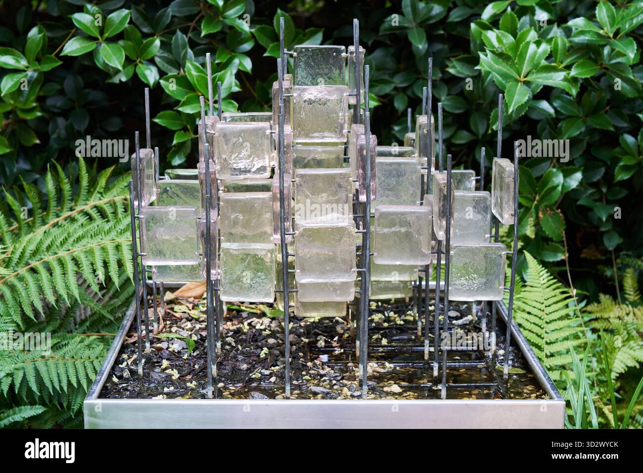 Egidio Costantini (1912-2007), Mikuni Omura (1937), Opera 3, ca. 1968-69, Stahl, Messing, Glas, schwarzer Basalt, Peggy Guggenheim Collection Museum, Venic Stockfoto