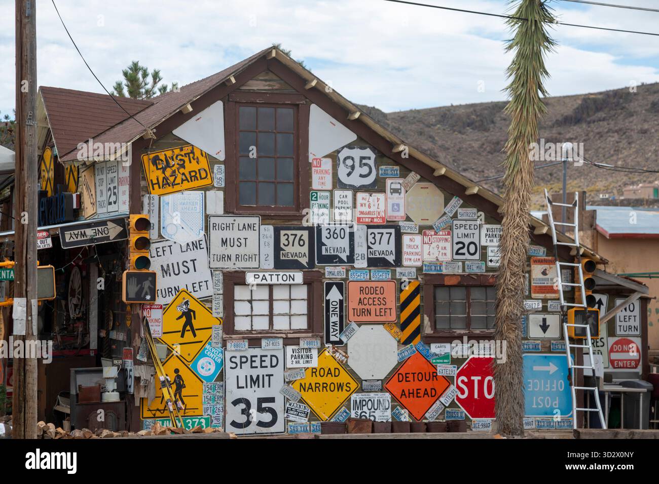 Goldfield, Nevada - ein altes Haus mit Straßenschildern. Stockfoto