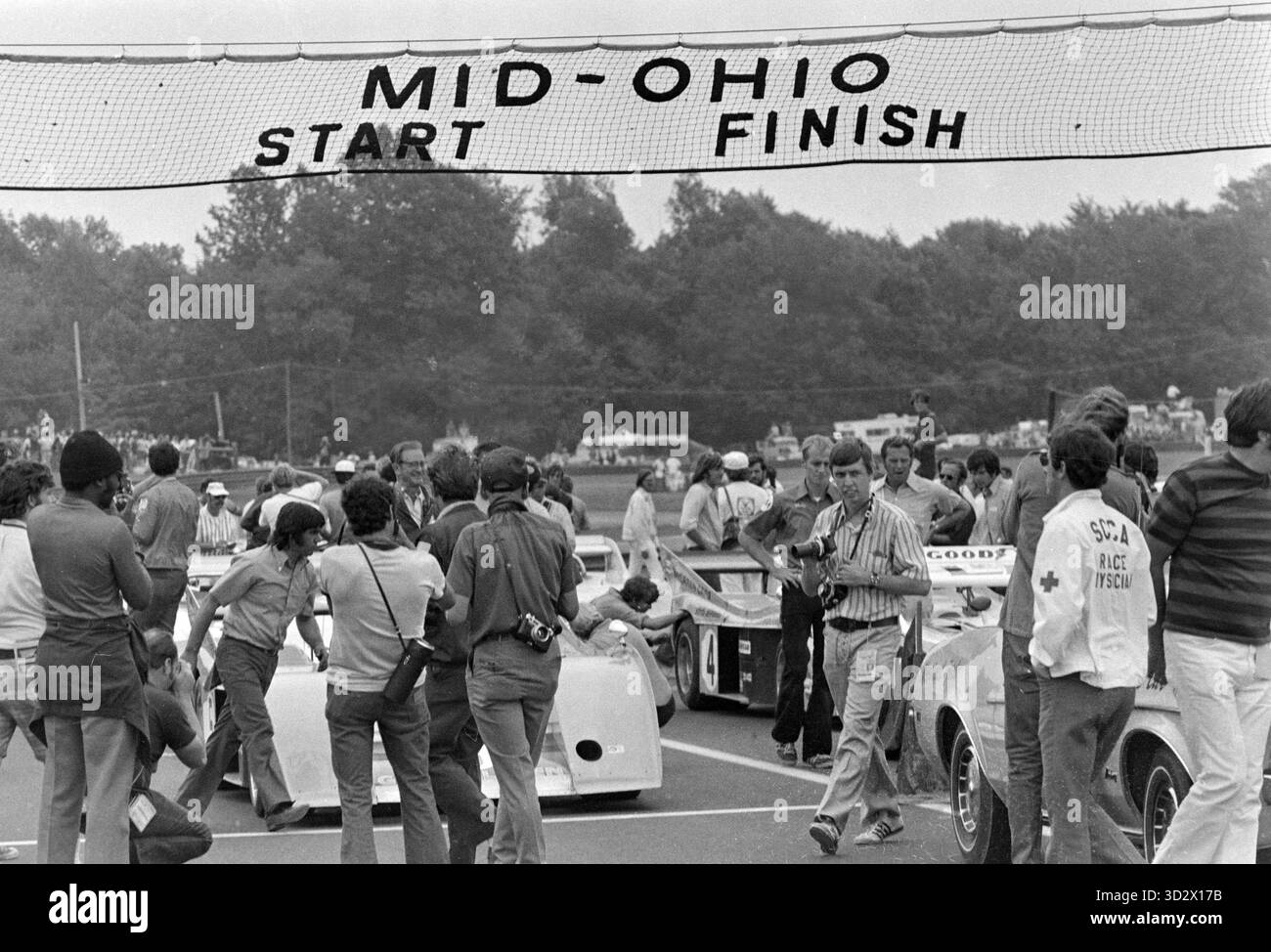 Die Start-Ziel-Linie auf der Rennstrecke Mitte Ohio ist voller Zuschauer, Fahrer und Teilnehmer vor dem Can-am-Rennen vom 6. August 1972. Foto: Ernie Mastroianni Stockfoto