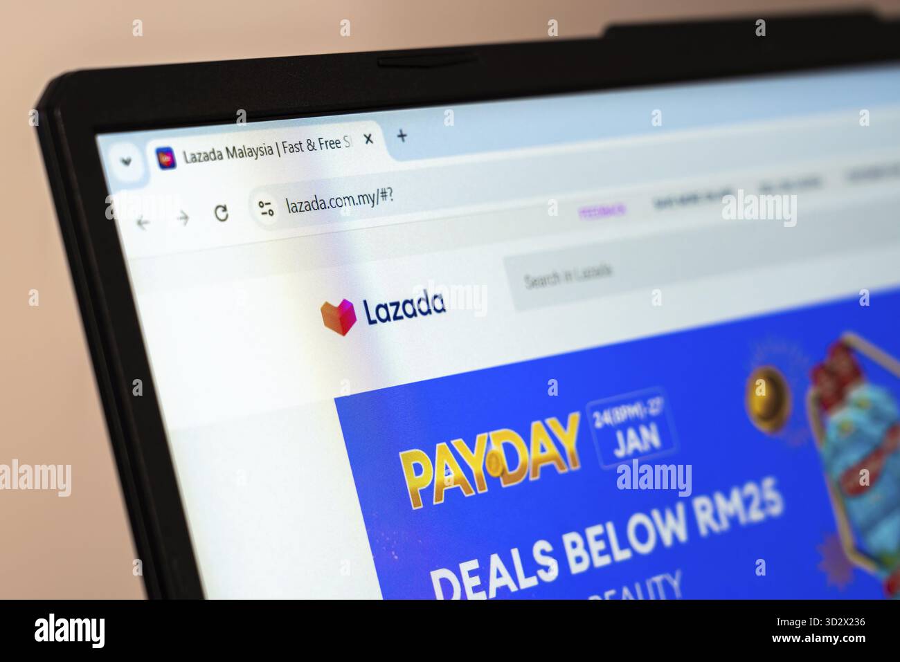 New York, USA - 26. Januar 2025: Website von Lazada Malaysia mit E-Commerce-Logo und Suchleiste Stockfoto