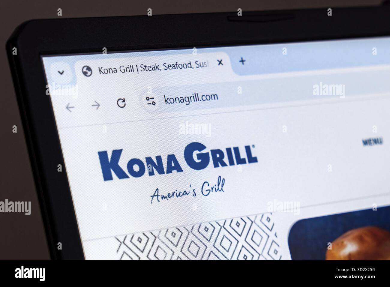 New York, USA - 22. Januar 2025: Website von Kona Grill auf Laptop-Bildschirm mit amerikanischem Restaurantmenü Stockfoto