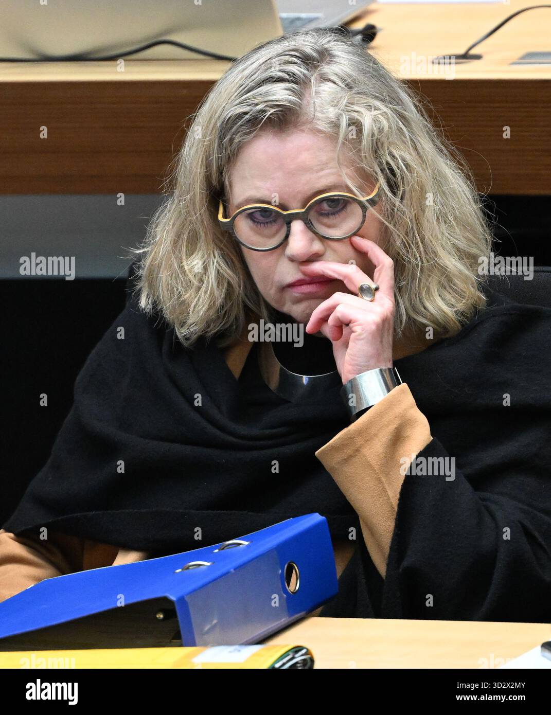 Berlin, Deutschland. November 2025. Ute Bonde (CDU), Senatorin für Mobilität, Verkehr, Klimaschutz und Umwelt in Berlin, im Rahmen der Sondersitzung des Repräsentantenhauses. Auf der Tagesordnung stand die Erörterung eines Gesetzes über die Anpassung an den Klimawandel. Quelle: Soeren Stache/dpa/Alamy Live News Stockfoto