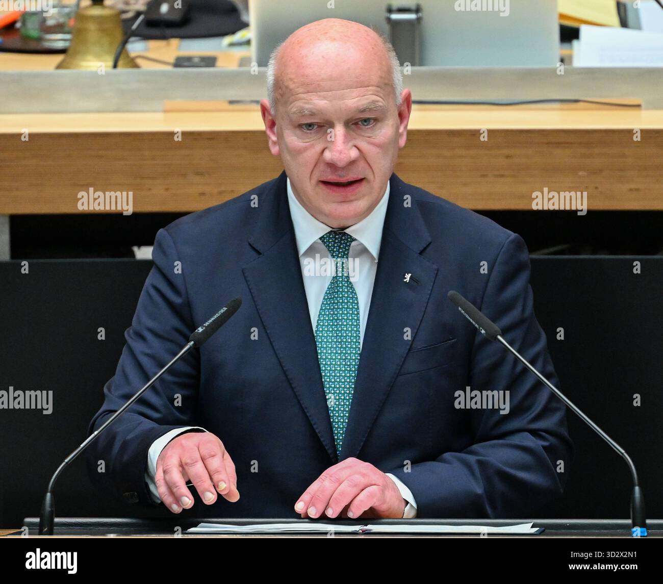 Berlin, Deutschland. November 2025. Kai Wegner (CDU), der regierende Bürgermeister Berlins, spricht während der Sondersitzung des Repräsentantenhauses. Auf der Tagesordnung steht auch die Erörterung eines Gesetzes zur Anpassung an den Klimawandel. Quelle: Soeren Stache/dpa/Alamy Live News Stockfoto