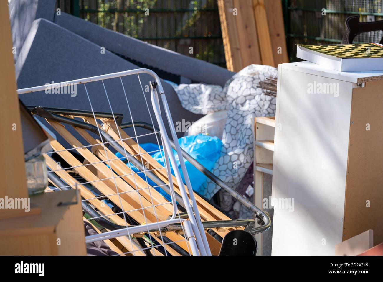 Reduzierung von sperrigem Abfall, großstapelige, weggeworfene Möbel und Holzpaneele, Renovierungs- oder Entladeverfahren, Gebrauchtgegenstände auf der Straße, problematisches Schreddern Stockfoto