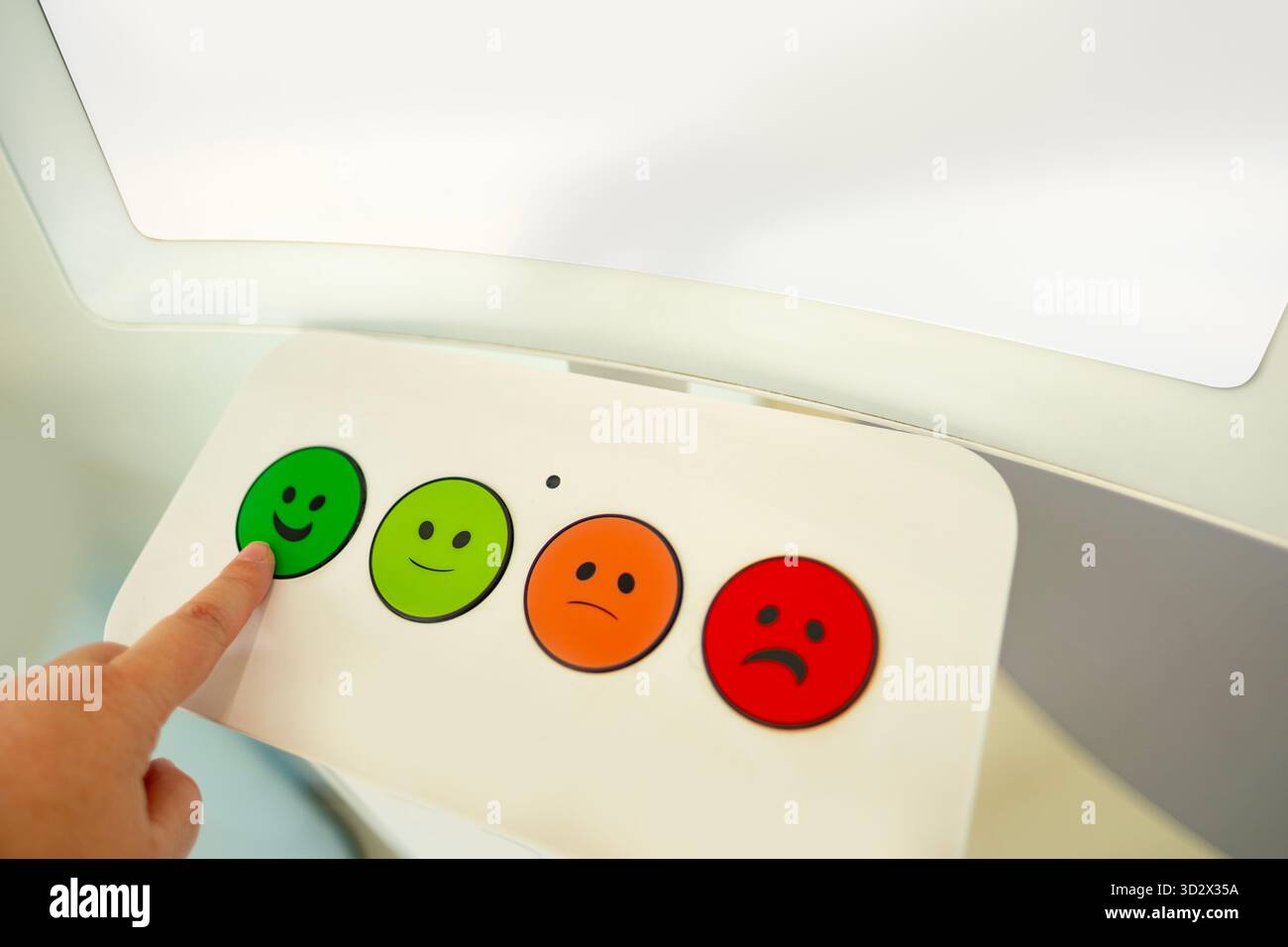 Zufriedener Kunde drückt auf das Feedback-Panel ein grünes Smiley-Gesicht, das positive Erfahrung und Bewertung des Kundenaufwands anzeigt Stockfoto