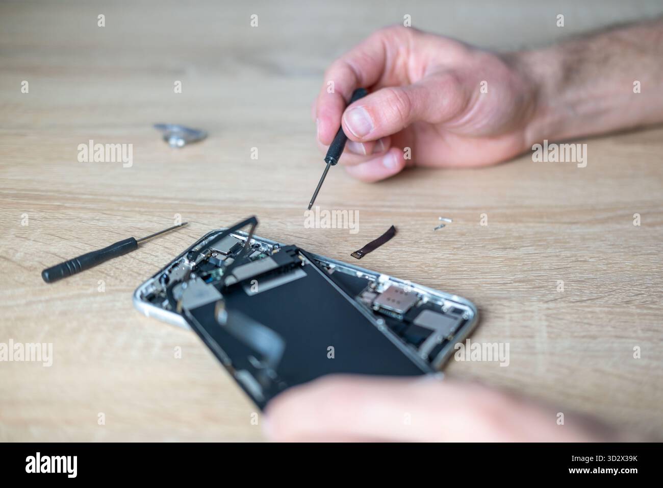 Techniker, der das Smartphone mit Präzisionswerkzeugen repariert. Nahaufnahme von Hardware-Komponenten für Mobiltelefone, technischer Support, Heimwerkerreparatur, Service-Center, Stockfoto