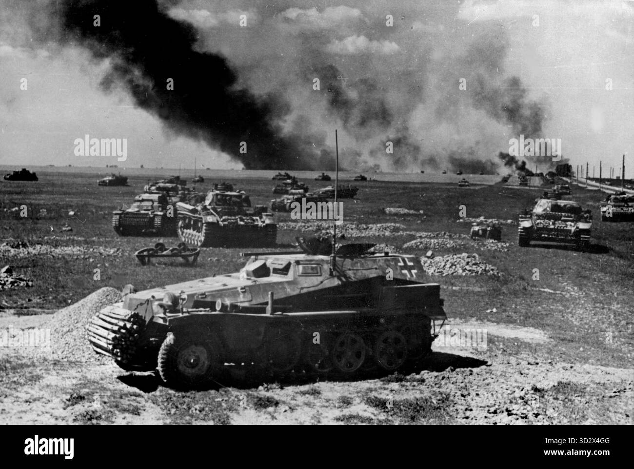 SLUTSK, WEISSRUSSLAND - ca. 1. Juli 1941 - Deutsche Panzer und gepanzerte Fahrzeuge im Feld vor dem Gegenangriff auf Slutsk, Weißrussland während des Zweiten Weltkriegs. Im Vordergrund ist eine SdKfz 253 Halbspur zu sehen, im Hintergrund PzKpfw II und PzKpfw III Panzer - Foto: Geopix/Koch Stockfoto