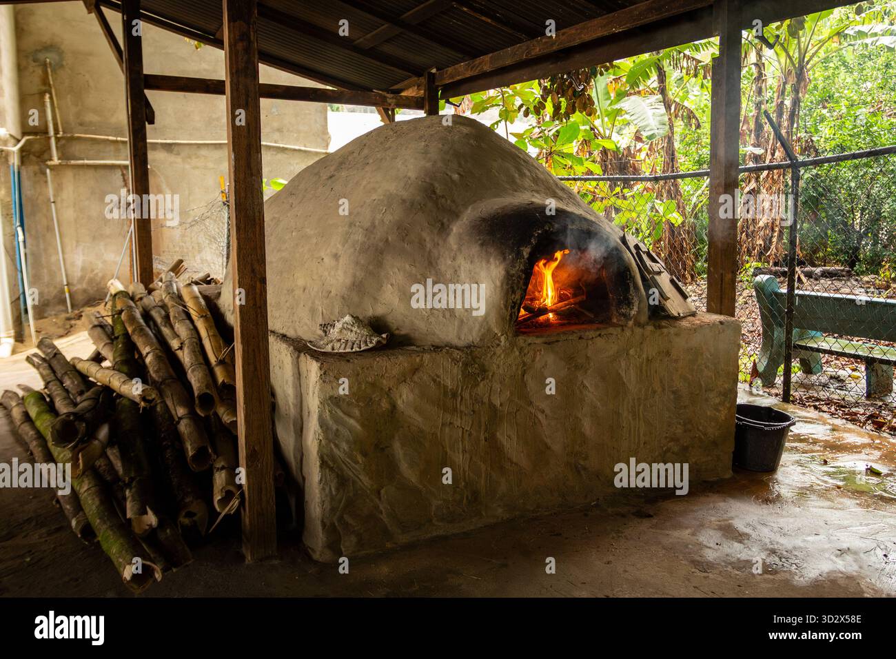 Traditioneller Schmutzofen in Tobago, der zum Kochen im Freien verwendet wird, zeigt karibisches kulinarisches Erbe und rustikale Methoden der Inselzubereitung. Stockfoto