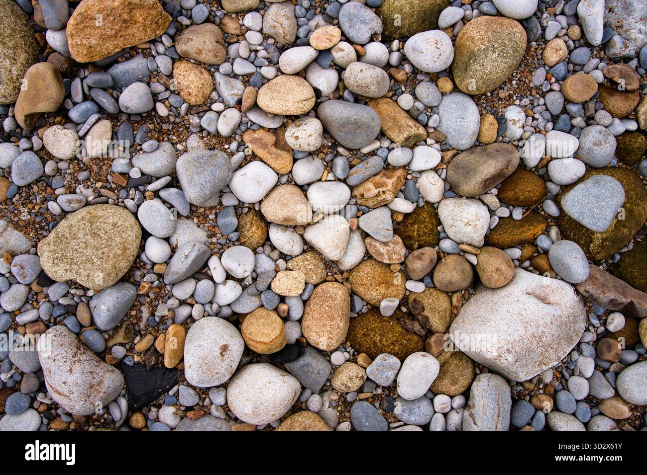 Kieselsteine in verschiedenen Größen und Farben, an einem Strand in Lancashire, Großbritannien Stockfoto