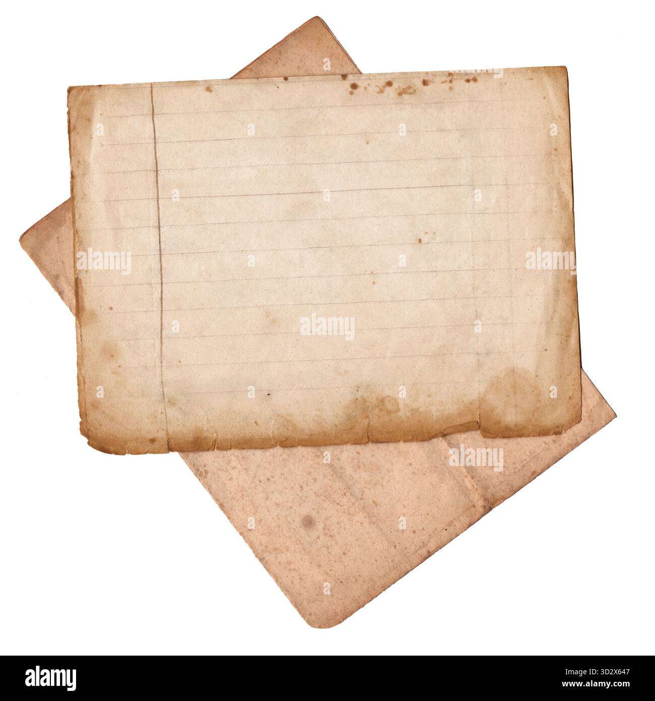 Vintage-Notizbuchpapierstapel. Zwei gereifte, gefütterte Seiten mit Flecken und Falten. Liniertes Blatt und leere gefaltete Papierblätter isoliert auf weißem Hintergrund, Oben Stockfoto