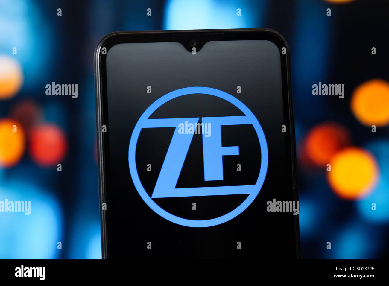 Kanada. November 2025. In dieser Fotoabbildung wird das ZF Friedrichshafen Logo auf einem Smartphone-Bildschirm angezeigt. Quelle: SOPA Images Limited/Alamy Live News Stockfoto