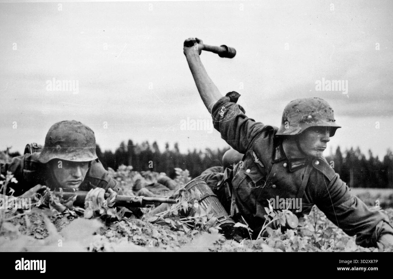RUSSLAND - ca. 20. Juli 1941 - deutsche Infanterie-Soldaten an der Front irgendwo in Russland während der Nazi-Invasion Russlands - Operation Barbarossa Stockfoto