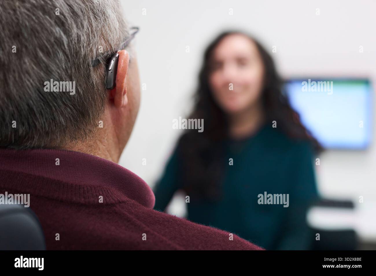 Nahaufnahme Eines Reiferen Mannes Mit Hörgerät Nach Beratung Mit Weiblicher Audiologin Stockfoto