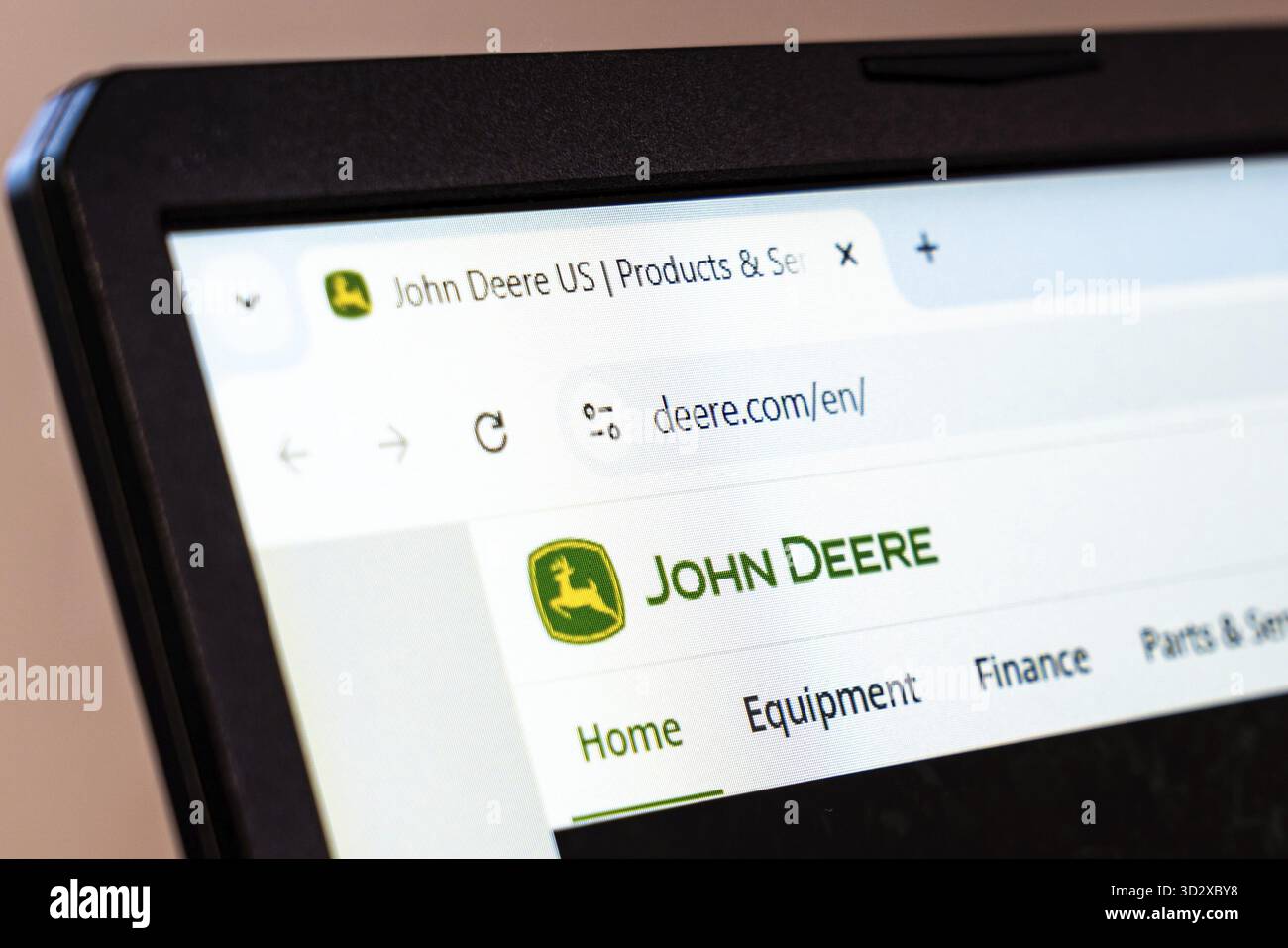 New York, USA – 20. Januar 2025: John Deere-Website zeigt Landwirtschafts- und Baumaschinen auf einem Bildschirm Stockfoto