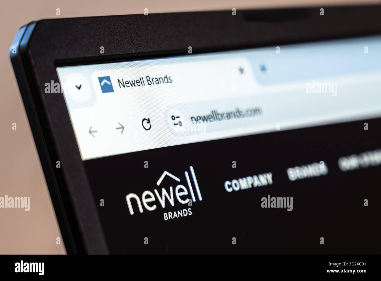 New York, USA – 20. Januar 2025: Die Website von Newell Brands wird auf einem Bildschirm für Konsumgüter und Produkte angezeigt Stockfoto