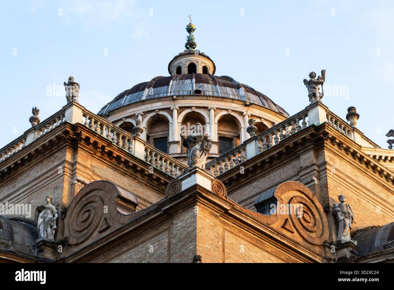 Wunderschöne Renaissance-Kuppel mit Marmorstatuen, die in warmes Sonnenlicht getaucht sind und italienische architektonische Eleganz und historische Kunstfertigkeit zeigen. Stockfoto