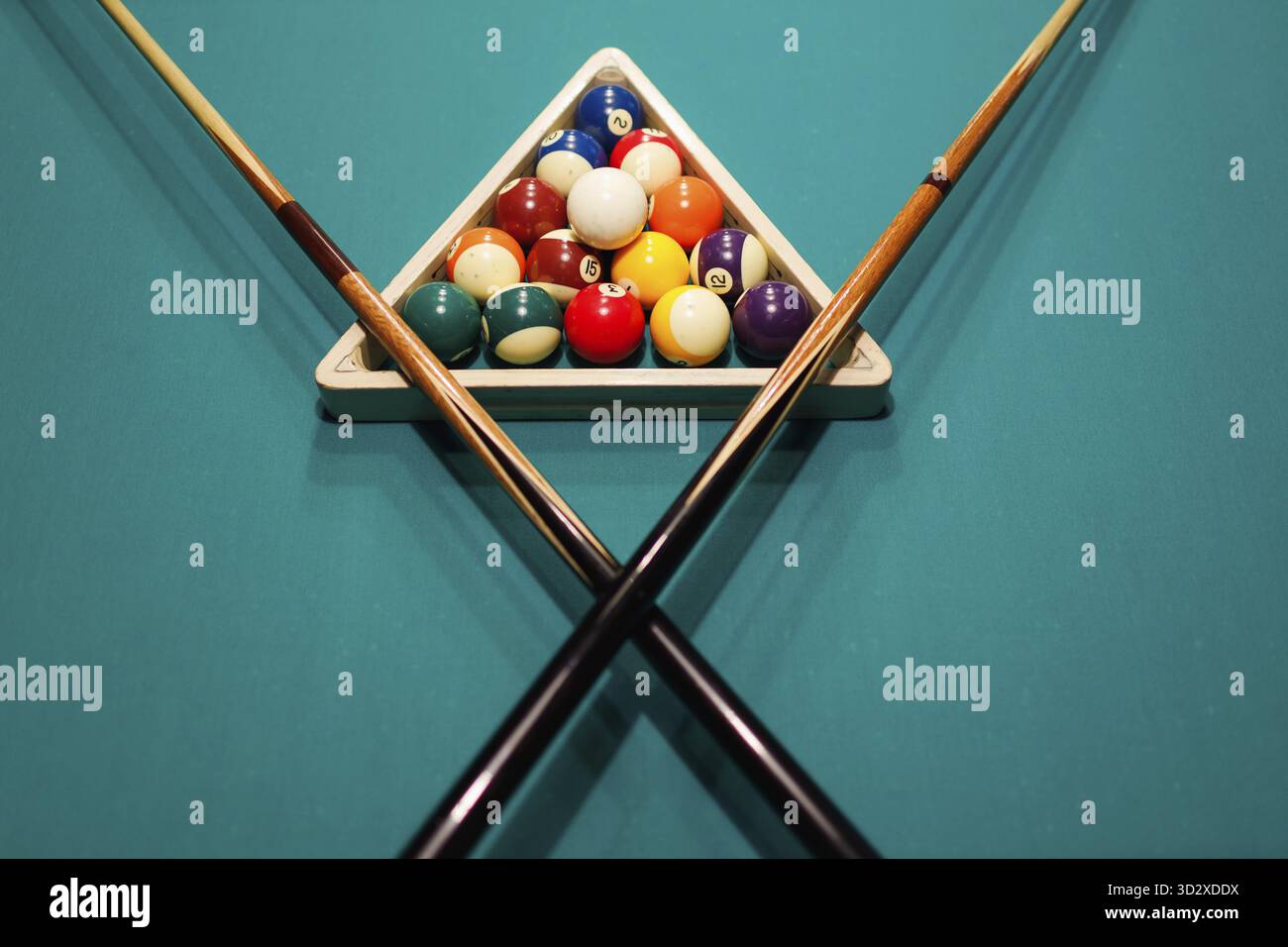Billardzubehör, Bälle und Cue auf einem Billardtisch Stockfoto