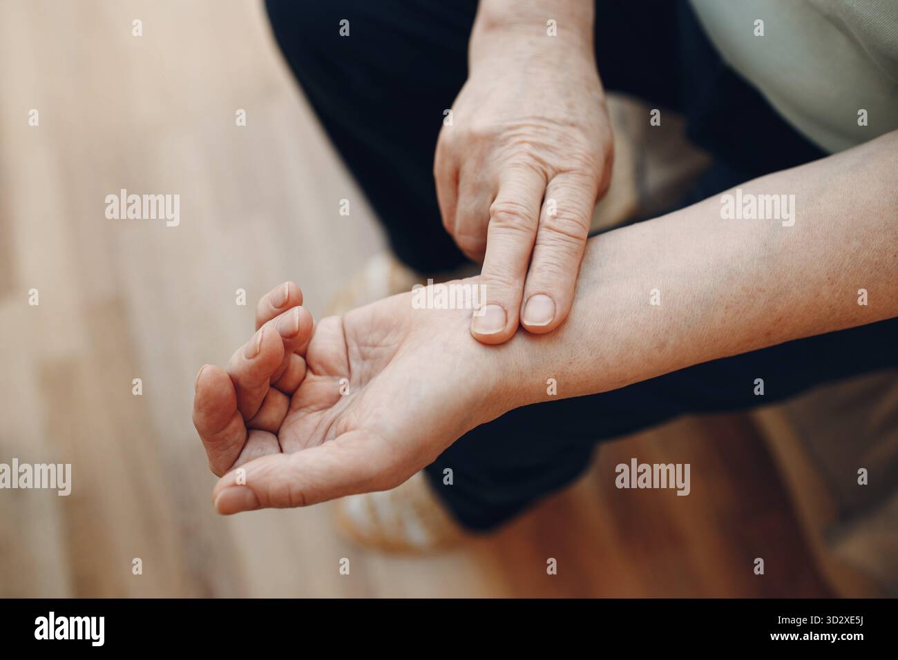 Weibliche alte Hand, die Pulsspur misst. Herzgesundheit älterer Frauen Stockfoto