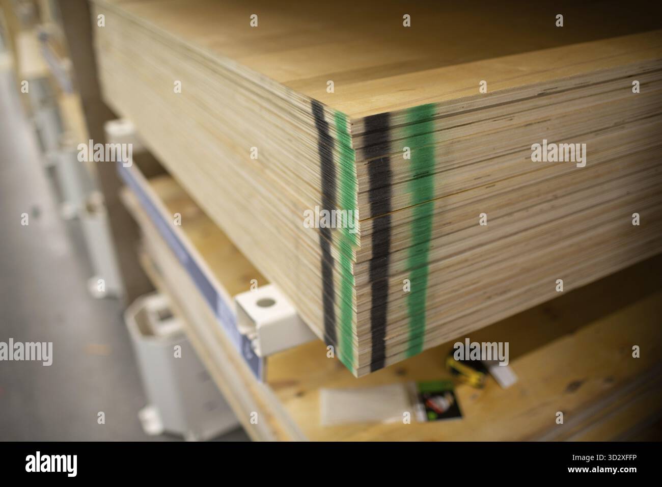 Sperrholz in verschiedenen Größen im Regal Stockfoto