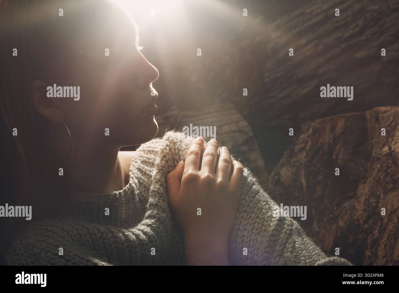 Sonnenlicht und hübsche junge Frau mit der Hand auf der Schulter im Sommer im Park Stockfoto