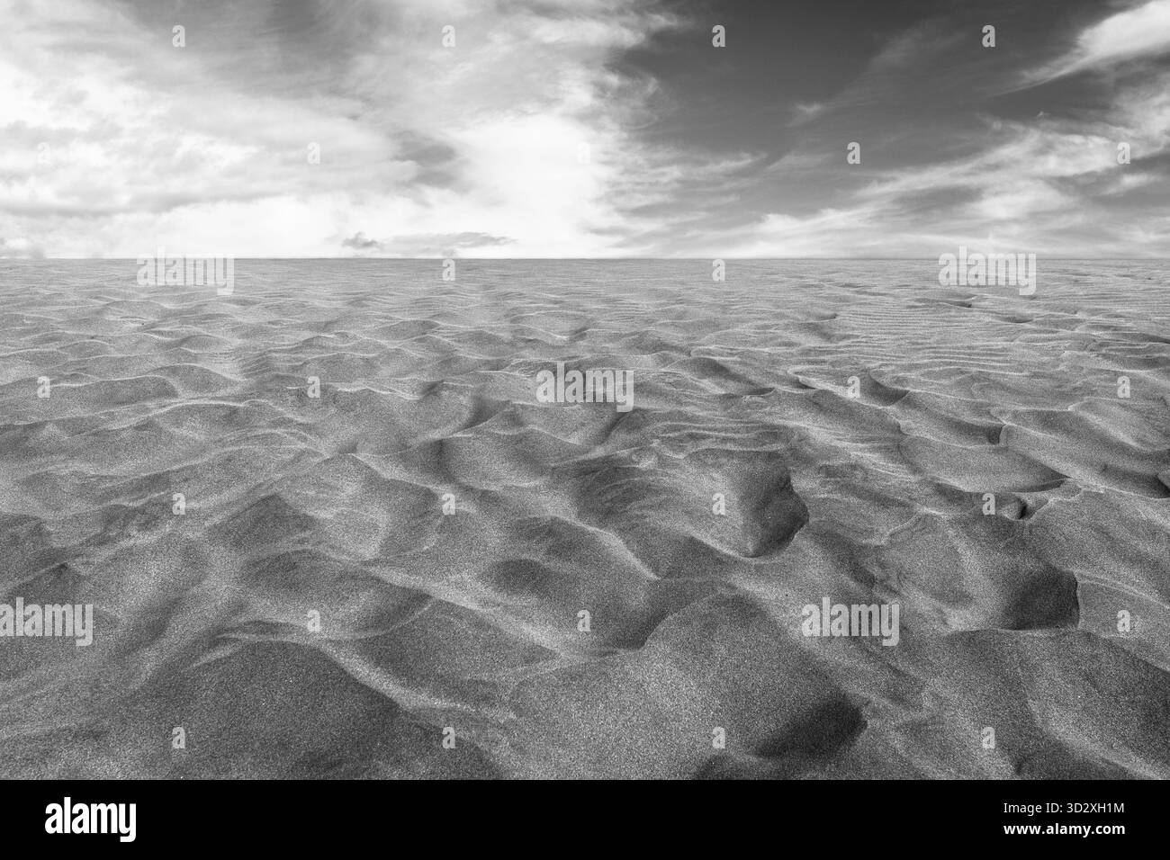 Sand in den Dünen von Maspalomas, eine kleine Wüste auf Gran Canaria, Spanien. Schwarz und Weiß Foto Stockfoto
