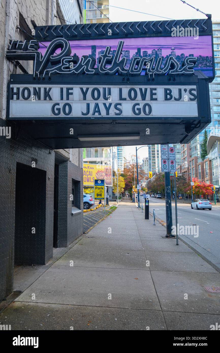 Das Festzelt und das Vintage Neonschild des Penthouse Nightclubs an der Seymour Street in der Innenstadt von Vancouver, BC. Stockfoto