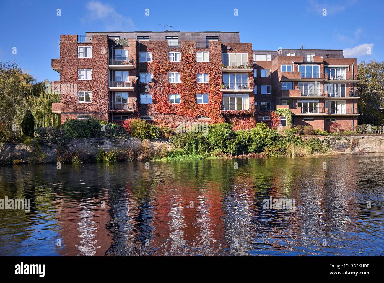 Lucy's Mill mit Herbstfarben der Außenlauffläche des Gebäudes. Stratford Upon Avon, Warwickshire, England, Großbritannien Stockfoto