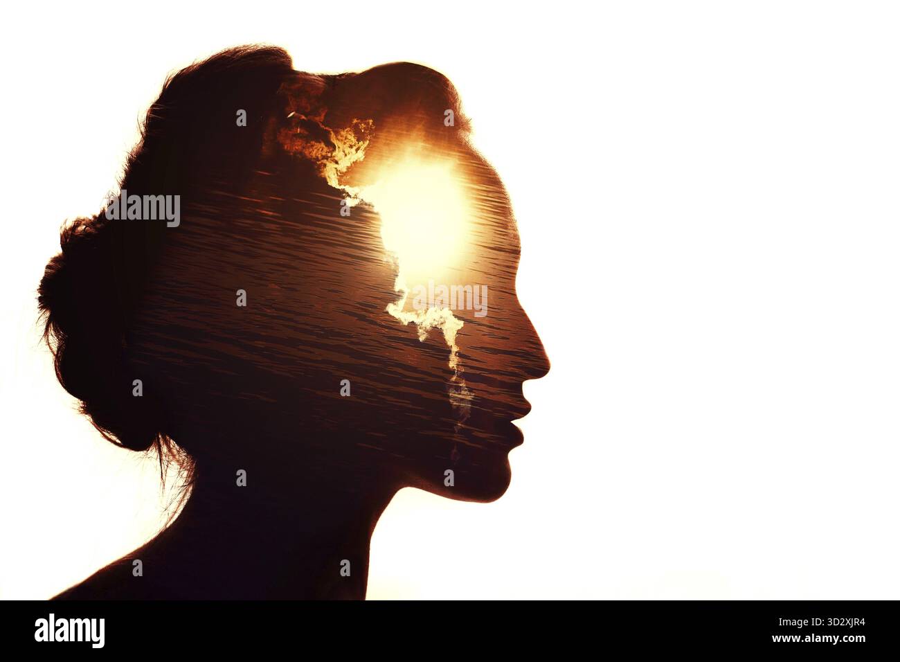 Mehrfachbelichtung Porträt einer Frau. Die Sonne hinter den Wolken. Konzept der emotionalen Intelligenz Stockfoto