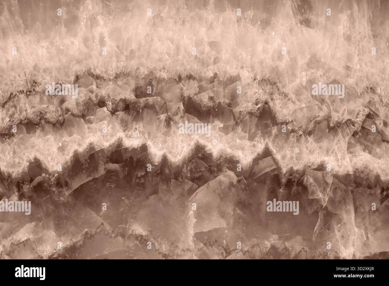 Mokka-Mousse-farbene Steinstruktur mit komplizierten Mustern und Schichten. Pantone's Farbe des Jahres 2025 Stockfoto