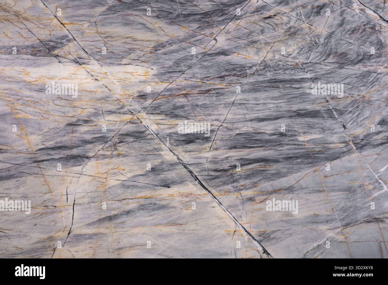 Quarzit-Textur in Grautönen mit filigranen weißen und schwarzen Streifen, die sein raffiniertes und elegantes Aussehen unterstreichen Stockfoto