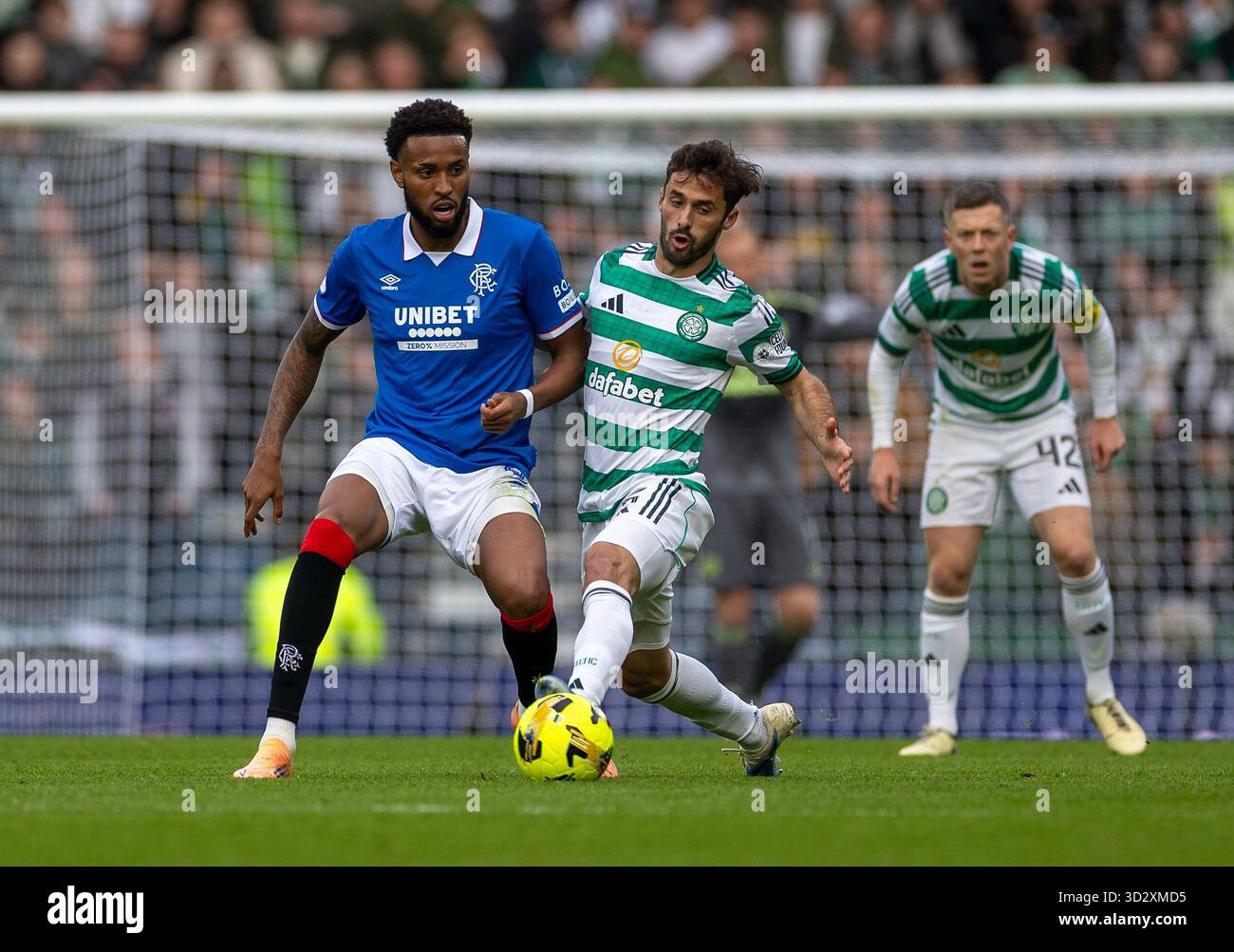 Hampden Park, Glasgow, Großbritannien. November 2025. Halbfinale des schottischen Premier Sports Cup, Rangers gegen Celtic; Marcelo Saracchi von Celtic Tackles Youssef Chermiti von Rangers Credit: Action Plus Sports/Alamy Live News Stockfoto