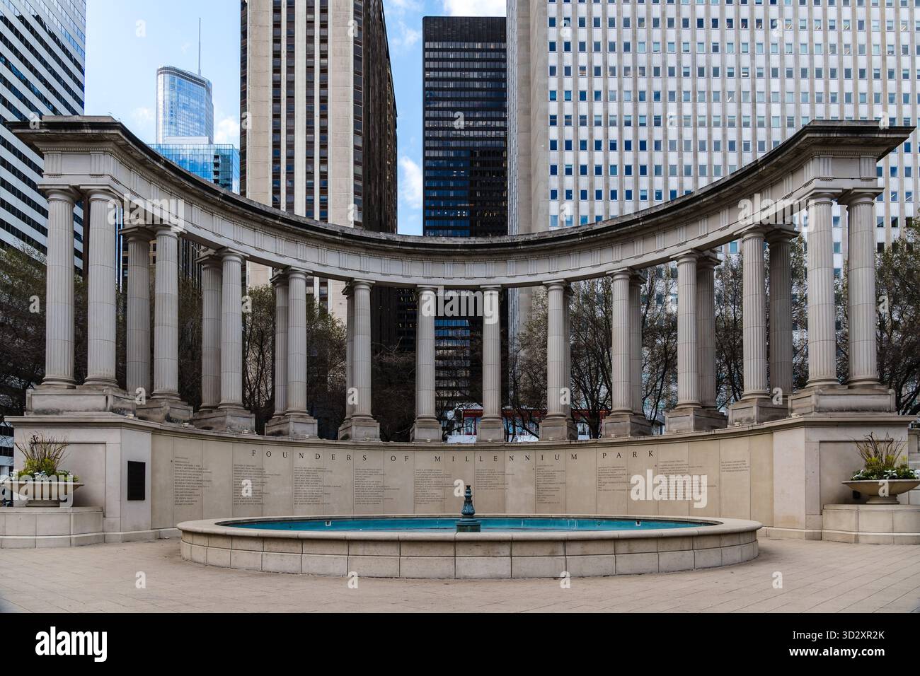 Chicago, USA - 15. April 2025: Blick auf Chicago mit dem Wrigley Square Peristyle Monument, umgeben von modernen Wolkenkratzern und üppig grünem Park Stockfoto