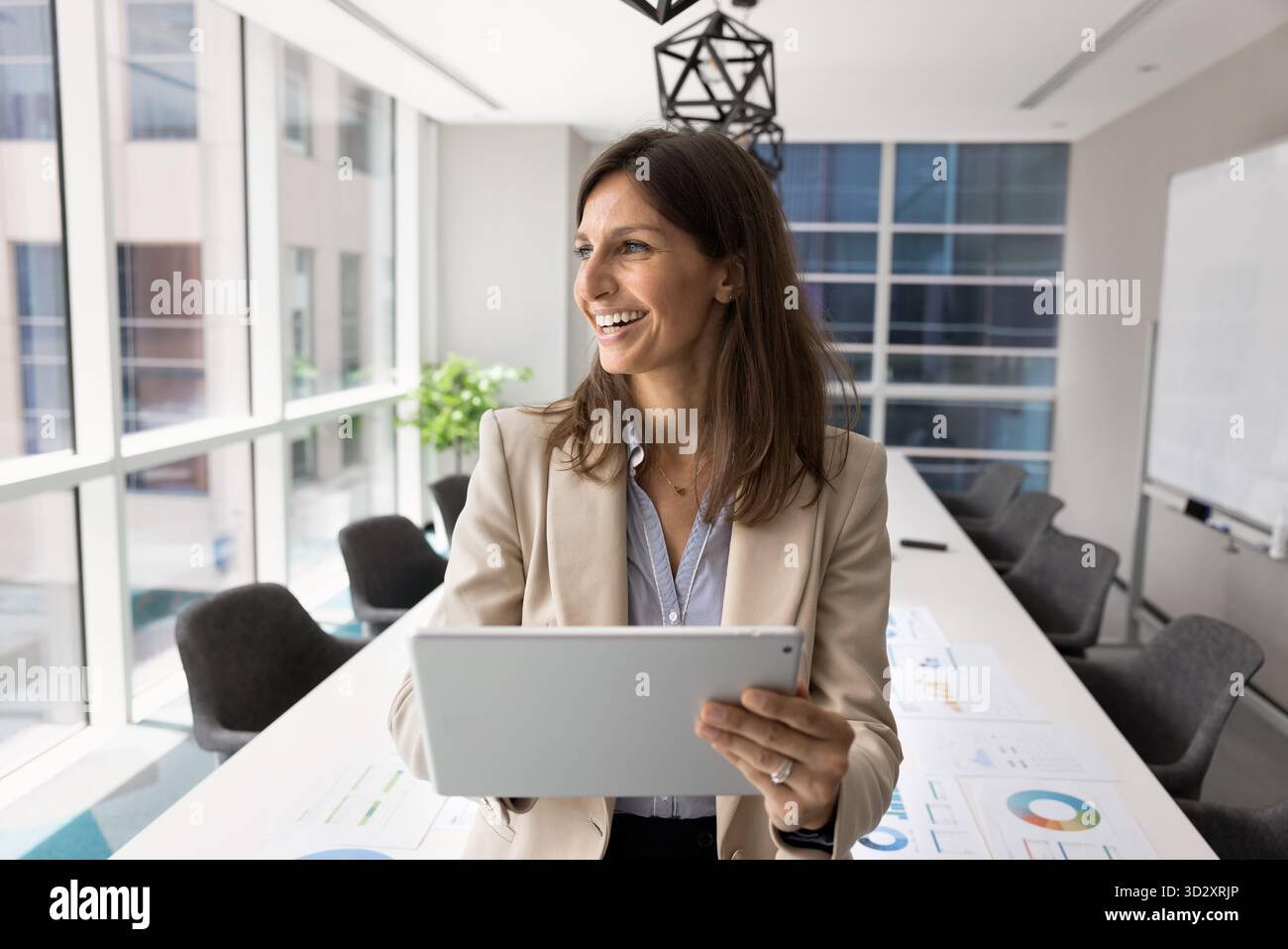 Fröhliche, erfolgreiche Führungskraft bei der Analyse der KPI Stockfoto