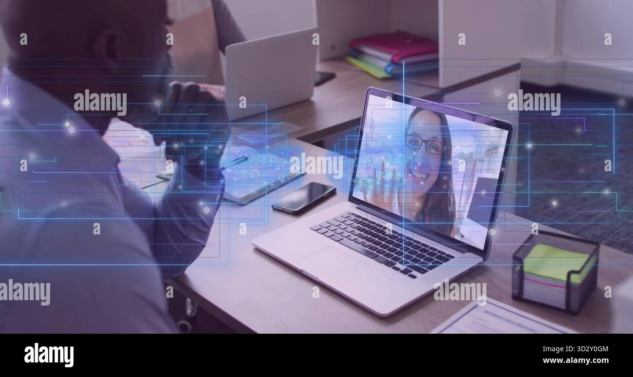 Reifer Mitarbeiter, der sich auf Anrufe im Büro konzentriert, mit Notebook-Smartphone-Spender, Kopierraum Stockfoto