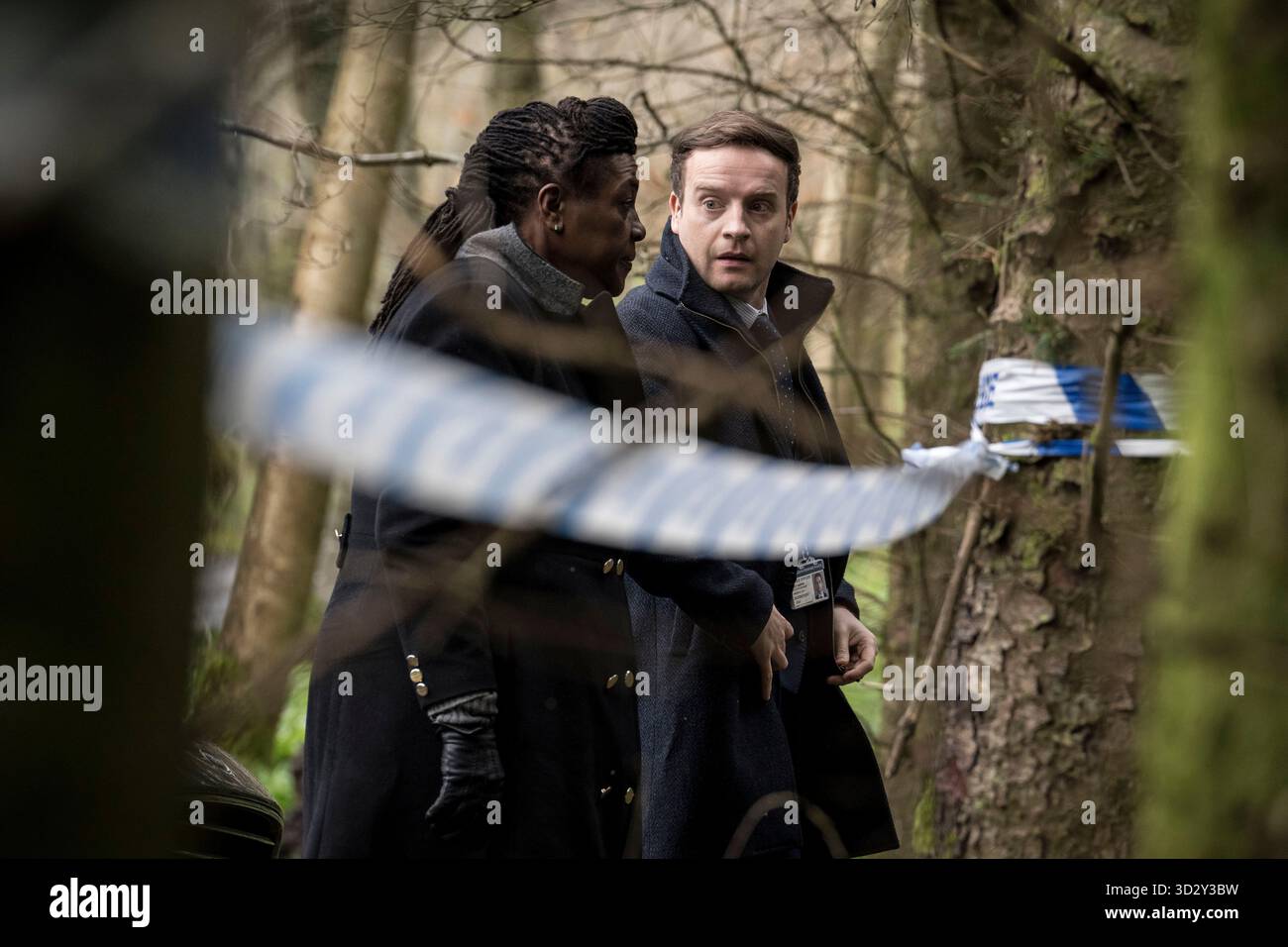 SHARON D. CLARKE und ANDREW GOWER in INSPECTOR ELLIS (2024) unter der Regie von NICK HURRAN. Abbildung: Firmenbilder / All3Media International / Album Stockfoto