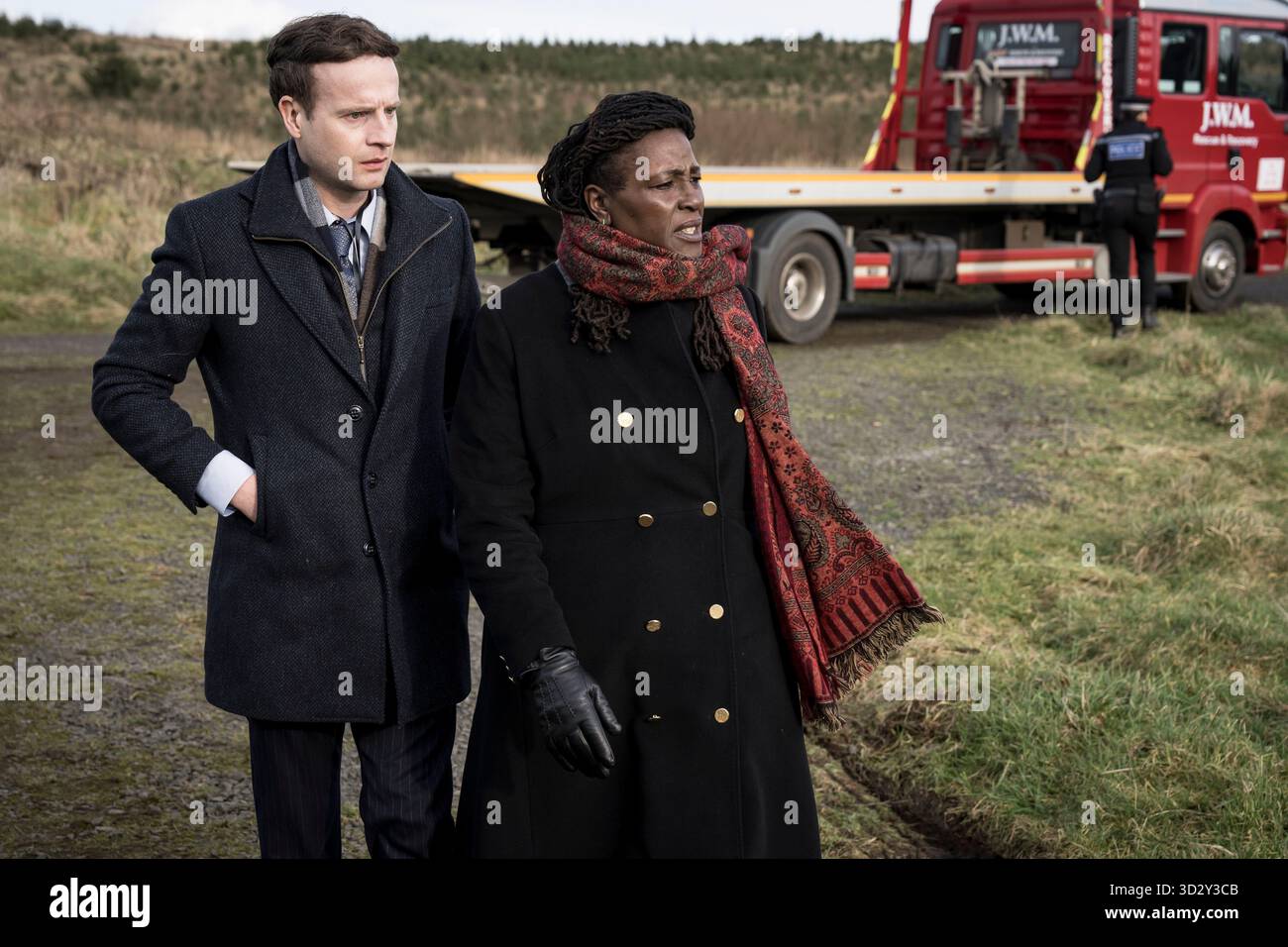 SHARON D. CLARKE und ANDREW GOWER in INSPECTOR ELLIS (2024) unter der Regie von NICK HURRAN. Abbildung: Firmenbilder / All3Media International / Album Stockfoto