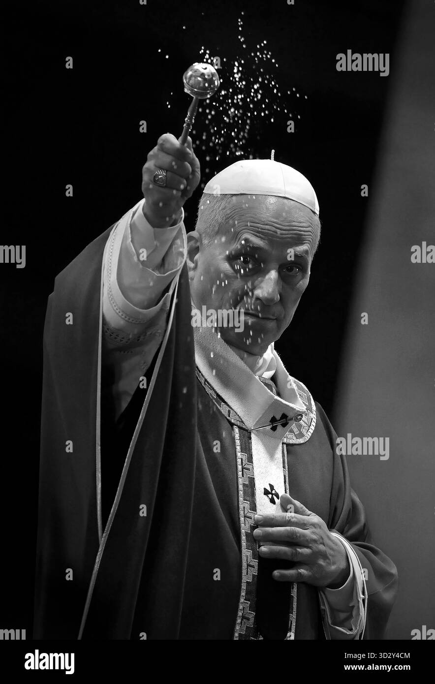 Rom, Italien. November 2025. ROM, ITALIEN, 02. NOVEMBER: Papst Leo XIV. Feiert am 2. November 2025 eine Messe anlässlich des Allerseelen-Tages auf dem monumentalen Friedhof Campo Verano in Rom, Italien. Quelle: dpa/Alamy Live News Stockfoto