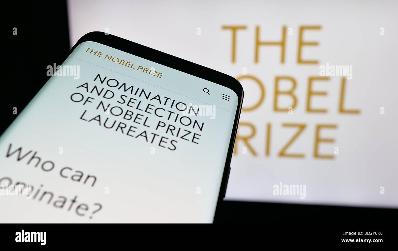 Stuttgart, Deutschland - 10-30-2025: Mobiltelefon mit Website der Nobelpreise auf dem Bildschirm vor dem Logo. Stockfoto