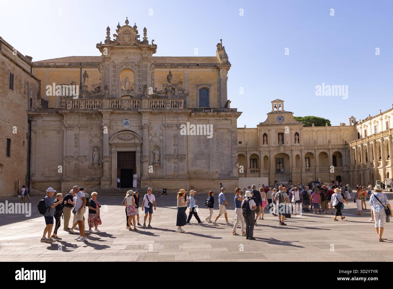 Italien Tourismus; Touristen an der Kathedrale von Lecce und der Piazza del Duomo, Lecce, Italien, wiederaufgebaute barocke Architektur aus dem 17. Jahrhundert; Lecce, Apulien Italien reisen Stockfoto