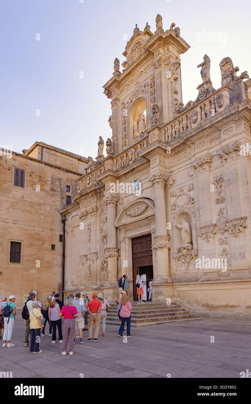 Italien Tourismus; Touristen an der Kathedrale von Lecce und der Piazza del Duomo, Lecce, Italien, wiederaufgebaute barocke Architektur aus dem 17. Jahrhundert; Lecce, Apulien Italien reisen Stockfoto