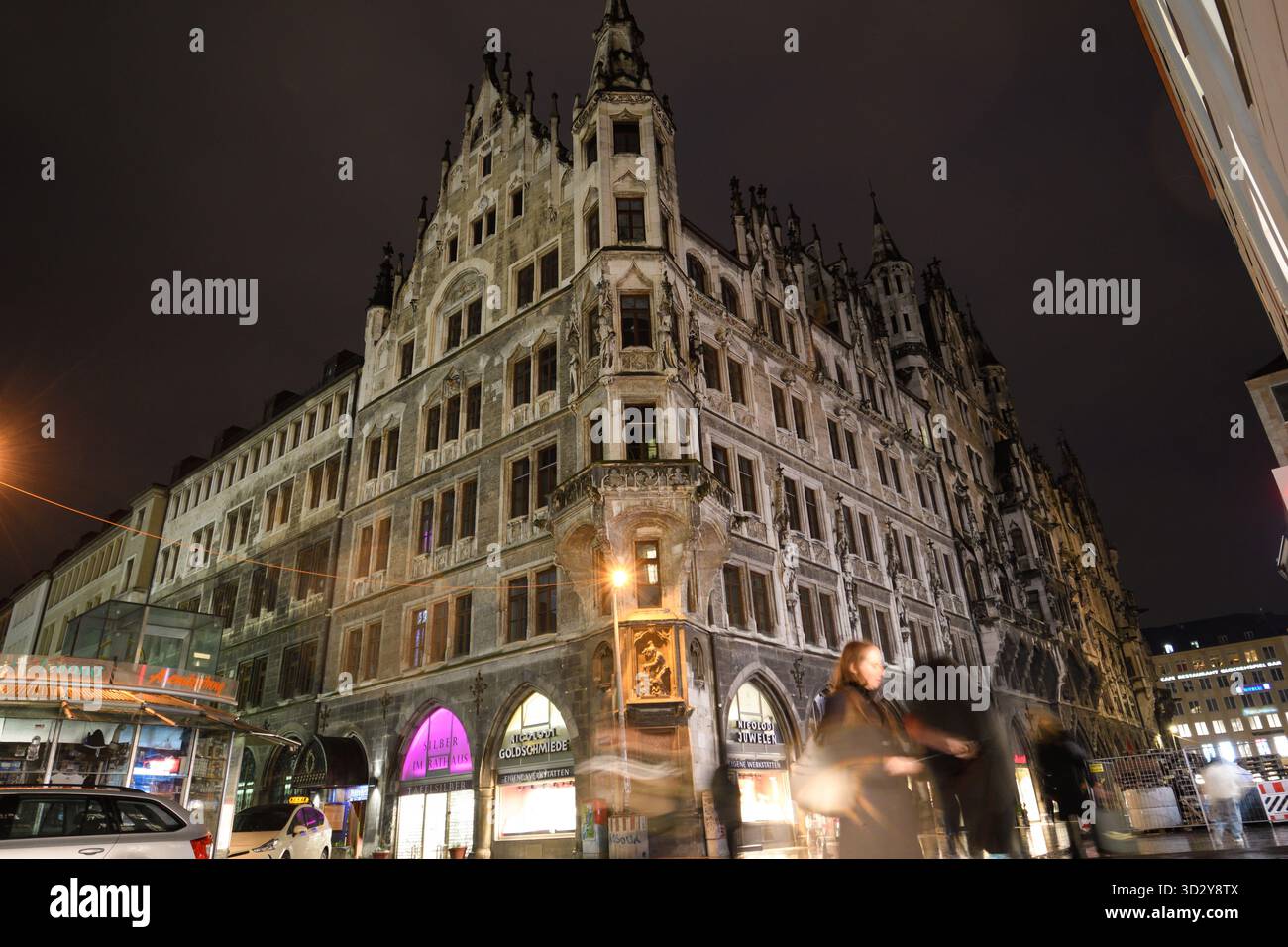 Typisches Monumentalgebäude in München bei Dämmerung Stockfoto