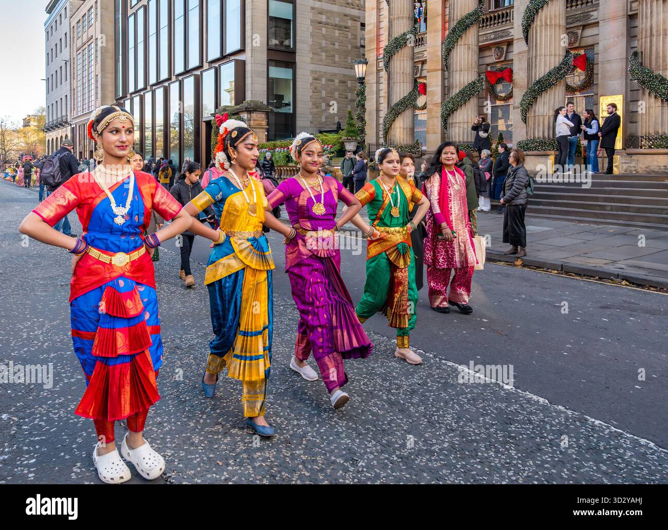 Indische Tänzerinnen bei der Edinburgh Diwali Parade in der George Street, Schottland, Großbritannien Stockfoto