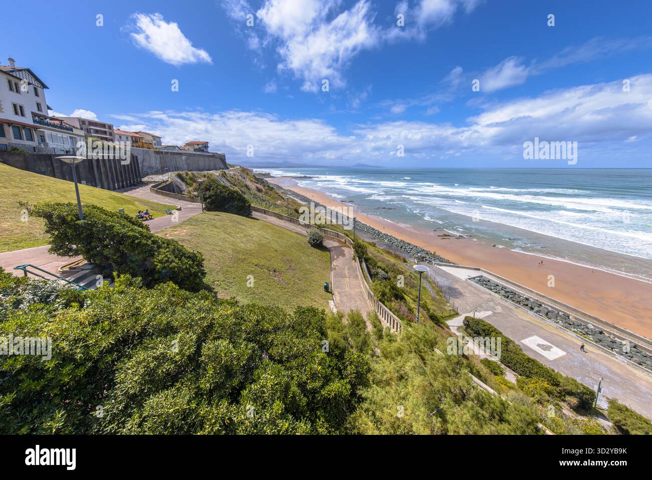 Strand von Biarritz in Südfrankreich an der Bucht von Biskaya. Landschaftsbild der Natur in Europa Stockfoto
